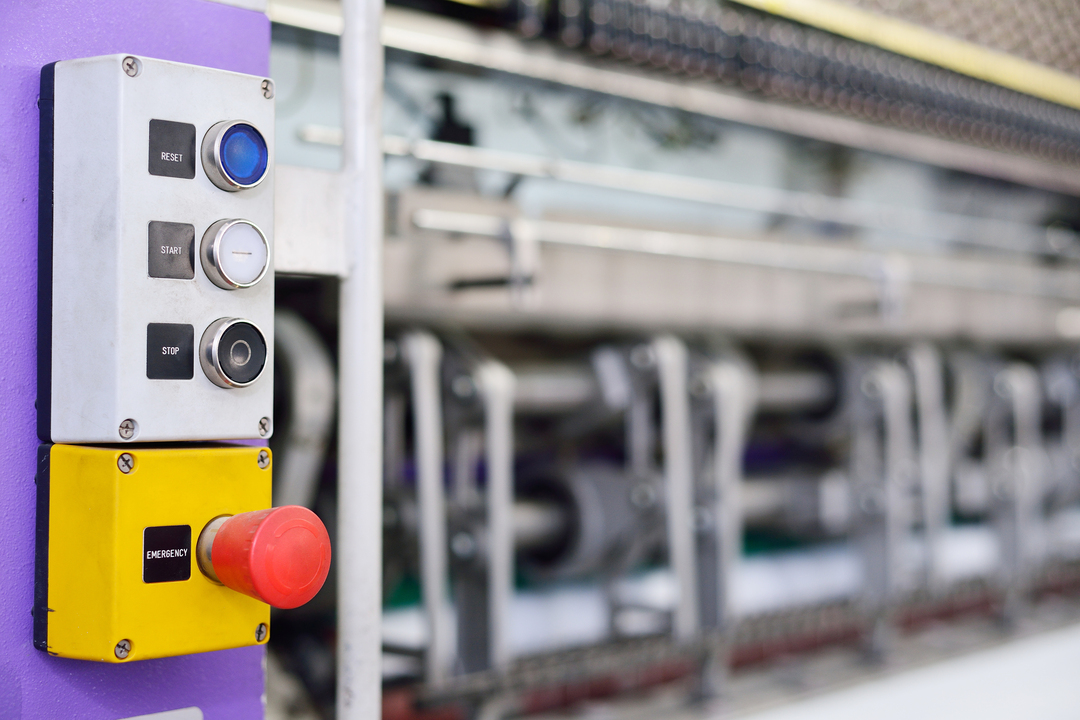 Gestão de materiais: imagem com um controle eletrônico de máquinas.