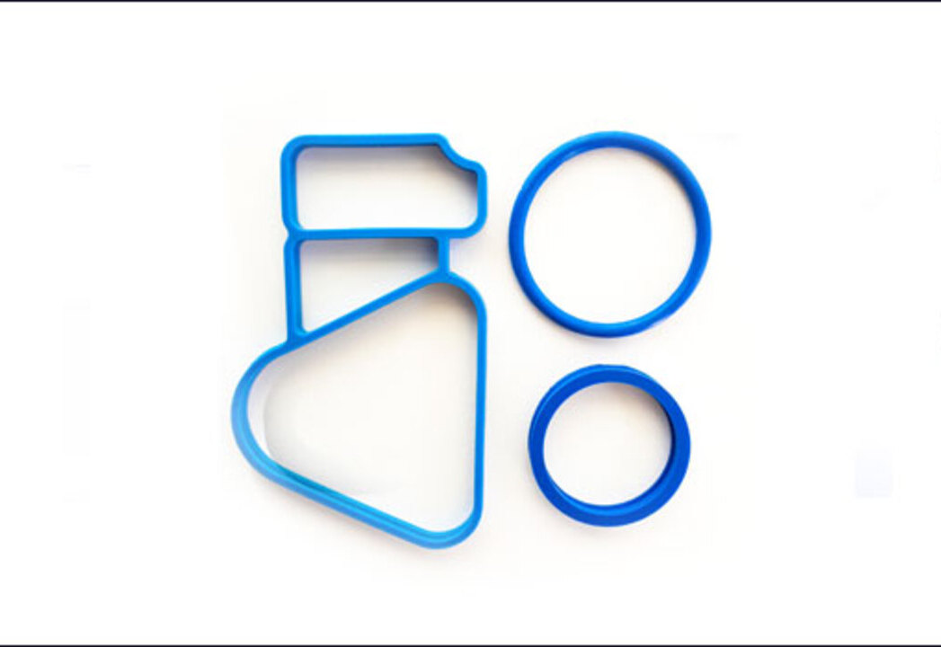 Tipos de borracha: peças de borracha azuis em formatos variados.