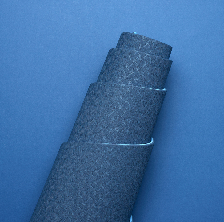 Tapete enrolado e trançado azul de neoprene.
