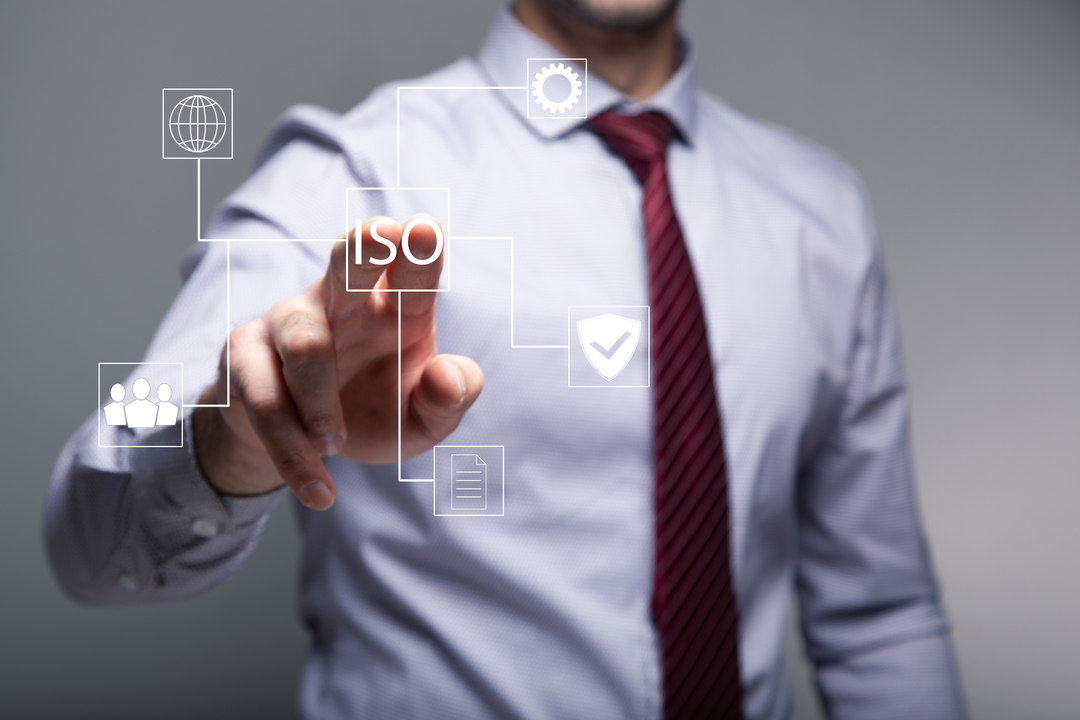 executivo selecionando certificações de qualidade