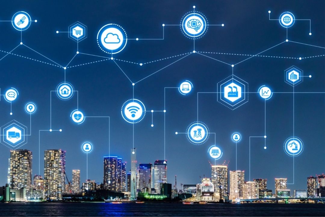 A imagem mostra uma cidade concetada por diversas funcionalidas e ferramentas tecnológicas que representam a automatização de atividades.