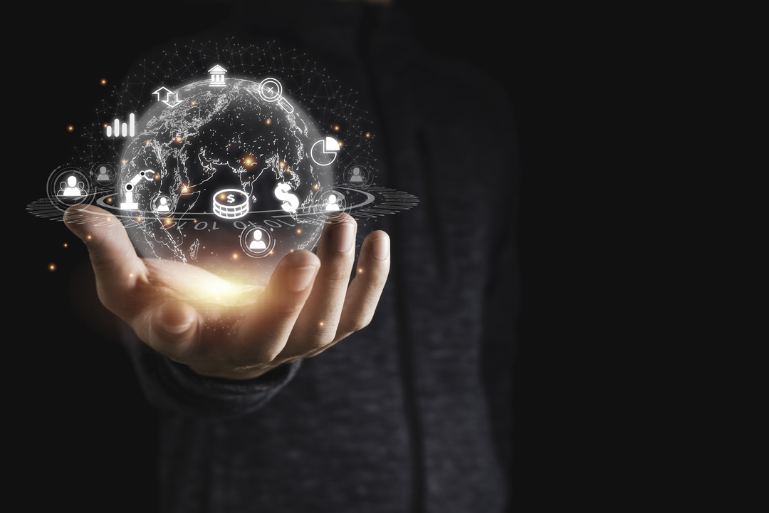 Homem segurando globo virtual com várias ferramentas digitais, representando a tecnologia na indústria.